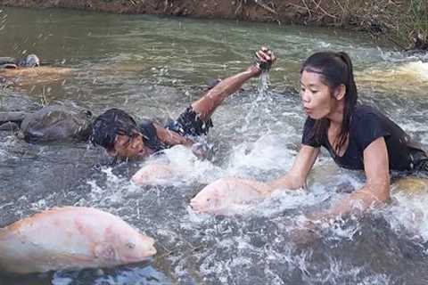 Amazing Skill Catching Red fish and Cooking Sour Fish Soup for lunch in jungle