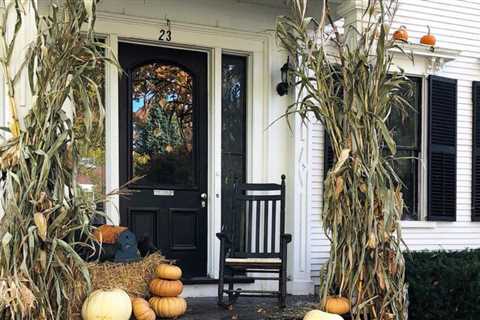 10 Frighteningly Fun Ways to Decorate Your Porch for Halloween