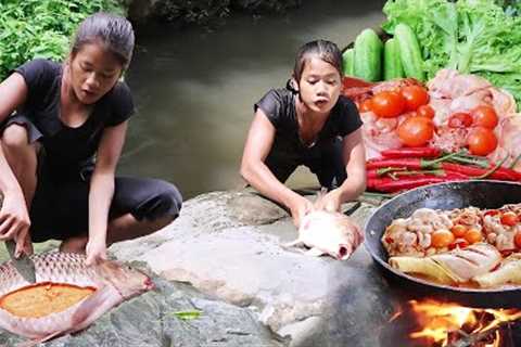 Adventure in forest, Catch big fish in river for survival food, Fish spicy chili grill &amp; Fish..