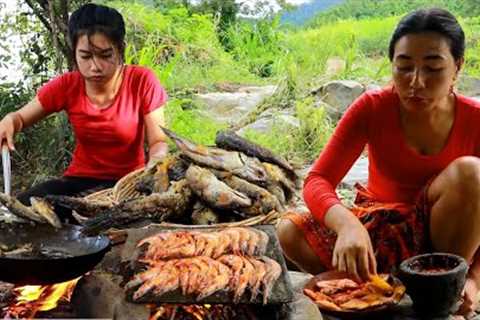 Survival skills- Crispy fresh fish and cooking shrimp on the rock of survival in forest