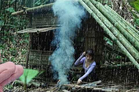 Full video 60 days , Bushcraft camping in the rain - Survival shelter