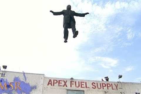MAGICIAN DEFIES GRAVITY! FLOATS IN MID AIR!