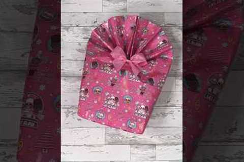 How to make a gift bag with wrapping paper #giftwrapping #wrappinghack #wrappingpresent