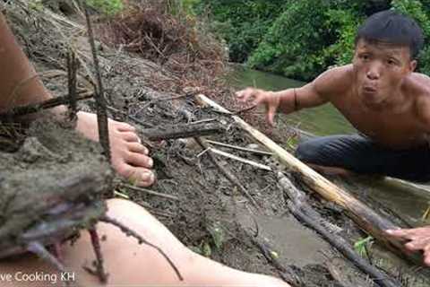 Primitive Life - Solo Bushcraft Finding Fish In Mud Cracks Hole - Unique Catch Fish