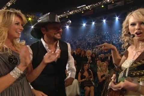 taylor swift sings Tim McGraw in front of Tim McGraw