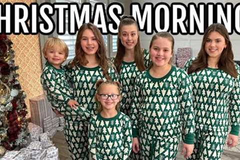 CHRiSTMAS MORNiNG OPENiNG PRESENTS w/ 6 KiDS! *this was CRAZY*