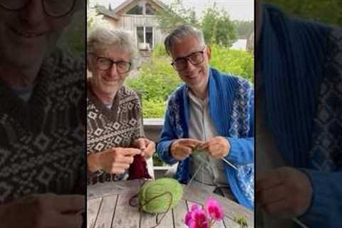 Learn to knit in 60 seconds: Slipping stitches #knitting #knit #learntoknit #arneandcarlos