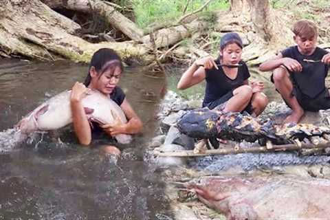 OMG Monster Catfish! Catching 15kg Giant Fish in river and Cooking for survival food @lisaCooking2