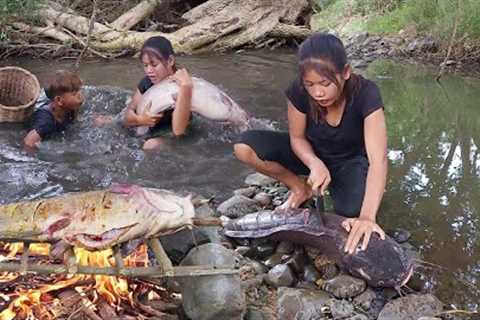Wow 18kg Catfish! Catching Big Fish and Cooking for jungle food @PrimitiveSurvivalSkillss