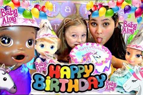 BABY ALIVE has a BIRTHDAY PARTY! GAMES and CAKE! The Lilly and Mommy Show. The TOYTASTIC Sisters
