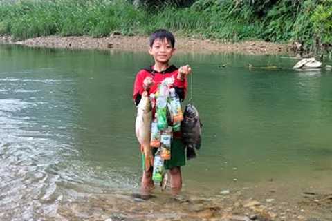 Fishing with plastic bottles in big streams to sell for money, Bac_wandering boy's survival skills.