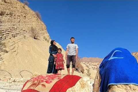 The experience of washing blankets and household appliances with a young couple and a river girl