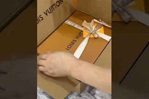 What I gifted to my SUBSCRIBER 😂? #unboxing #bts #asmr #shorts #girl #women #usa #uk #america #gift