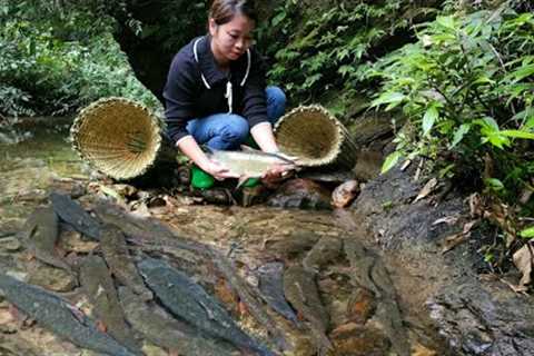 The way the girl weaves baskets to trap fish is a survival skill - Phùng Thị Chài