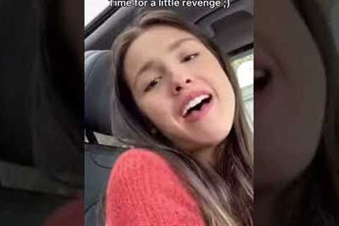 Olivia Rodrigo screaming to Taylor Swift in her car