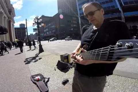 Sultans of swing - Unemployed Vancouver busker makes Knopfler's jaw drop (please support)
