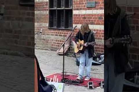 AMAZING STREET PERFORMER🤘 #shorts #oscarstembridge #busking #loop #guitar #live #musician #viral