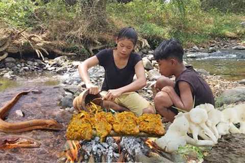 Survival skills: Catch and cook eel for food, Eel hot spicy chili grilled for food in jungle