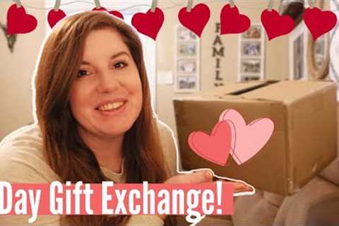 VALENTINES DAY GIFT EXCHANGE! 💕📦  unboxing gifts from another YouTuber