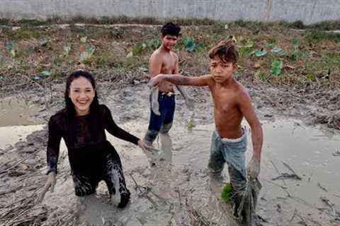 Bare Hand Fishing In The Muddy Water &amp;  Cook On The Rice Field