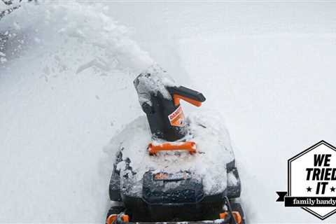 This cordless Worx snow blower is a model that makes it easy to remove the snow.