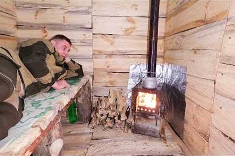 Building a Warm and Cozy Winter Shelter, living in a forest house