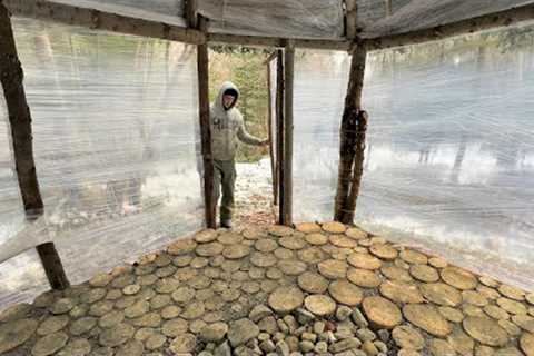 Building a Bushcraft Forest Cabin with Plastic Wrap and a Wood Stove, Survival Shelter in the Winter