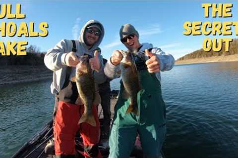 Bull Shoals Bass CRUSH This LURE With Del Colvin Fishing