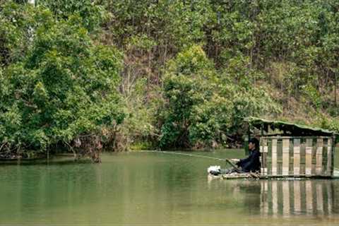 Building a Survival Shelter on the River, Foraging For Wild Food, Fishing,Catch and Cook