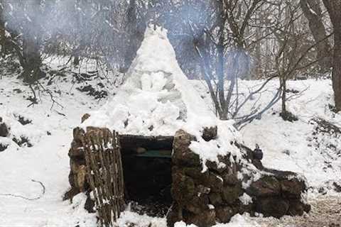 Building Stone Winter Bushcraft Survival Shelter In The Snow And Rain, Fireplace With Clay, Complete
