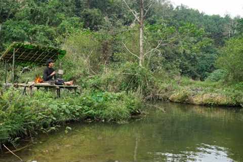 2 Days solo survival CAMPING by the Stream, Bushcraft Survival Shelter. Fish Trap, Catch and Cook