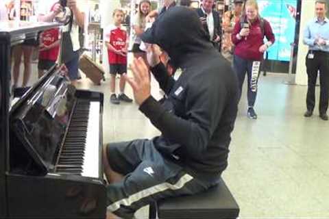 Celebrity Goes Incognito To Play a Street Piano - Public Stunned!