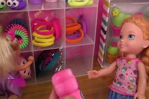 Shopping ! Elsa and Anna toddlers buy from Claire's store - Barbie