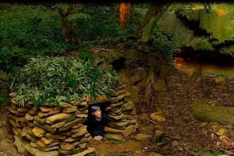 Building stone survival shelter in CANYONS, Catch and Cook crayfish in the river. Bushcraft Camping