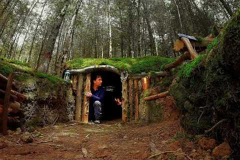 Camping alone building underground survival shelter. BUSHCRAFT. CAMPING IN THE RAIN