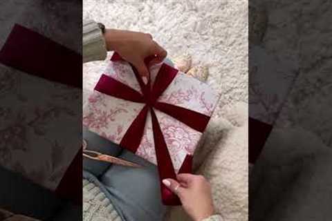 How to tie a beautiful bow #wrappingpresents #gift #giftwrapping