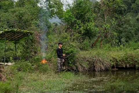 Building Survival Shelter by the Stream, Foraging For Food, Fishing and Cooking. Bushcraft Camping