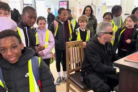 Schoolchildren Get An Unexpected Music Lesson