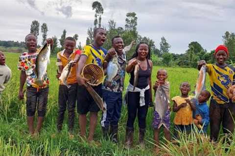 OMG😱We couldn't believe how many Fish were here. Catch &amp; cook Fish in the Village.