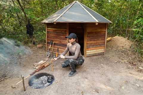 Building Underground Wooden Bushcraft Shelter With Plastic Roof, Survival Alone In Wild