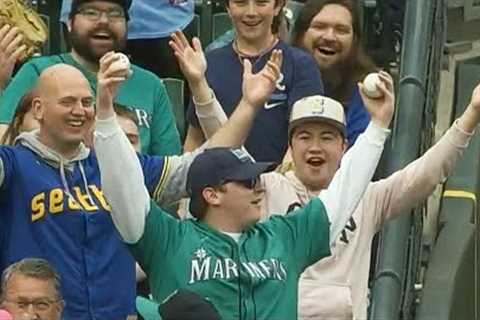 One fan, two foul balls caught … ON CONSECUTIVE PITCHES! 🤯