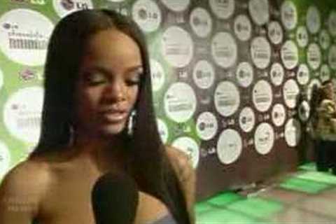 RIHANNA PULLS UPSET WIN AT BILLBOARD MUSIC AWARDS