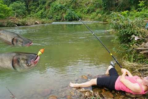 The village girl fishing catch big fish - Unique fishing - survival skills