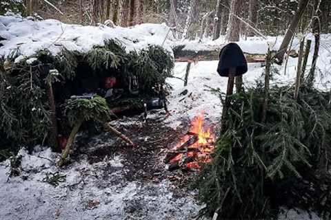 SURVIVLE IN THE WINTER IN THE FOREST.QUICK CONSTRUCTION OF A SHELTER AGAINST DEADLY DANGER.FULL FILM