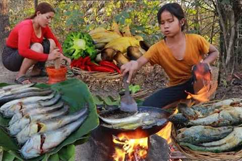 Catching a lot fish in muddy for food- Cooking fish +4food of survival in forest