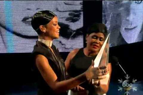 Rihanna-Diva.com - Rihanna receives the Icon Award from her mom at the AMAs