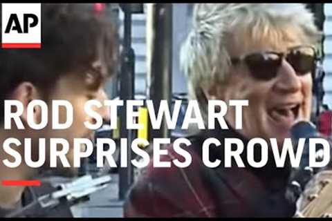 Rod Stewart surprises crowd with impromptu street performance
