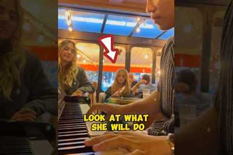 This girl starts to sing in the restaurant, EVERYONE WAS SHOCKED 😱