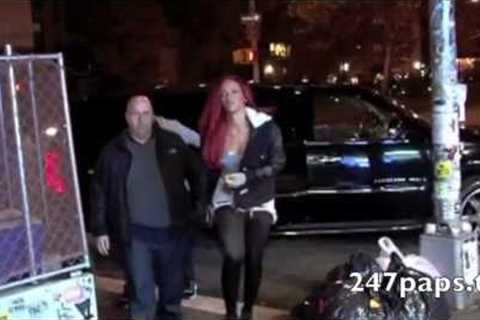 Rihanna makes Paparazzi dance for Joy in New York City (Fan Cam)