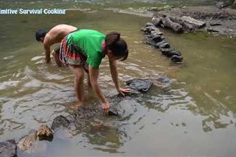 Survival Skills - Primitive Build Stone to Fish Trap - Unique Skills Catch Big Fish At River